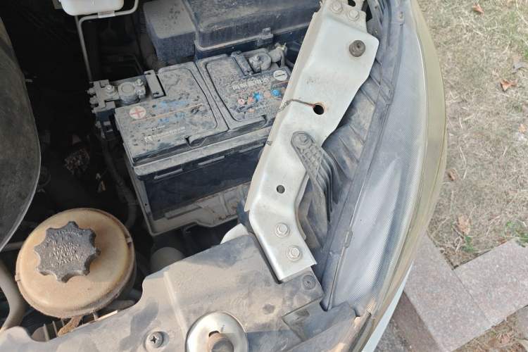 Used SAIC MAXUS G10 2015 2.0T Manual Anniversary Edition Engine Bay Left