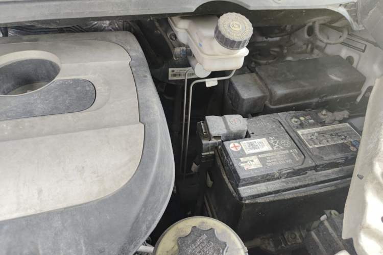 Used SAIC MAXUS G10 2015 2.0T Automatic Anniversary Edition Engine Bay Left