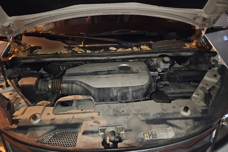 Used SAIC MAXUS G10 2015 2.0T Manual Anniversary Edition Engine Bay