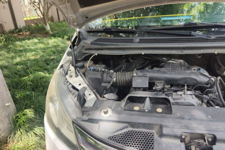 Used SAIC MAXUS G10 2015 2.0T Automatic Anniversary Edition Engine Bay Right