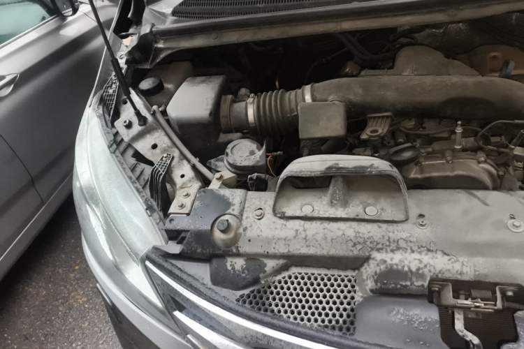 Used SAIC MAXUS G10 2015 2.0T Automatic Anniversary Edition Engine Bay Right