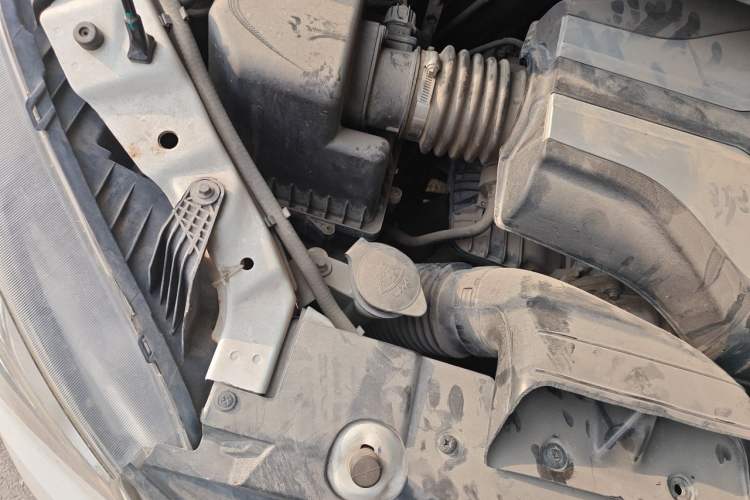 Used SAIC MAXUS G10 2015 2.0T Manual Anniversary Edition Engine Bay Right