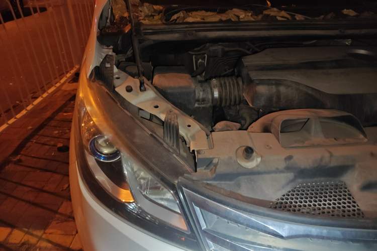 Used SAIC MAXUS G10 2015 2.0T Manual Anniversary Edition Engine Bay Right