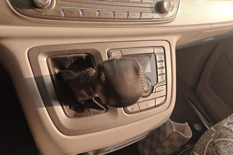 Used SAIC MAXUS G10 2015 2.0T Manual Anniversary Edition Gear Lever