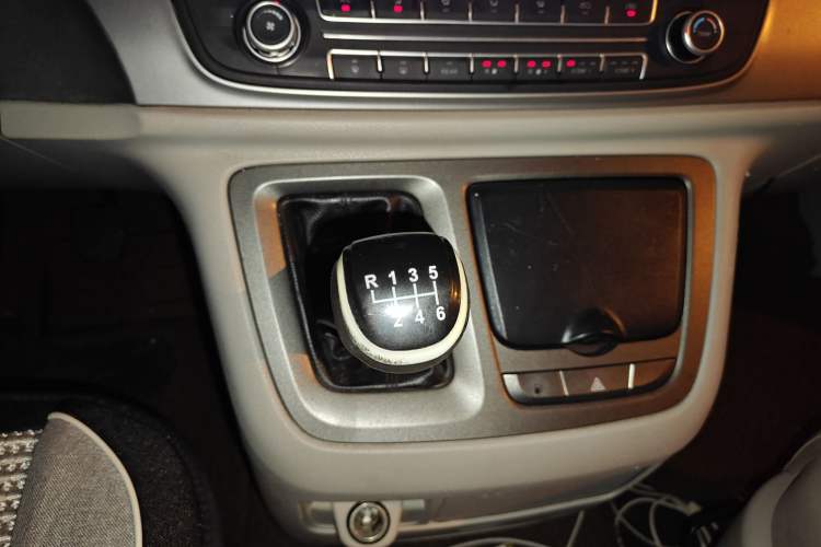 Used SAIC MAXUS G10 2015 2.0T Manual Anniversary Edition Gear Lever