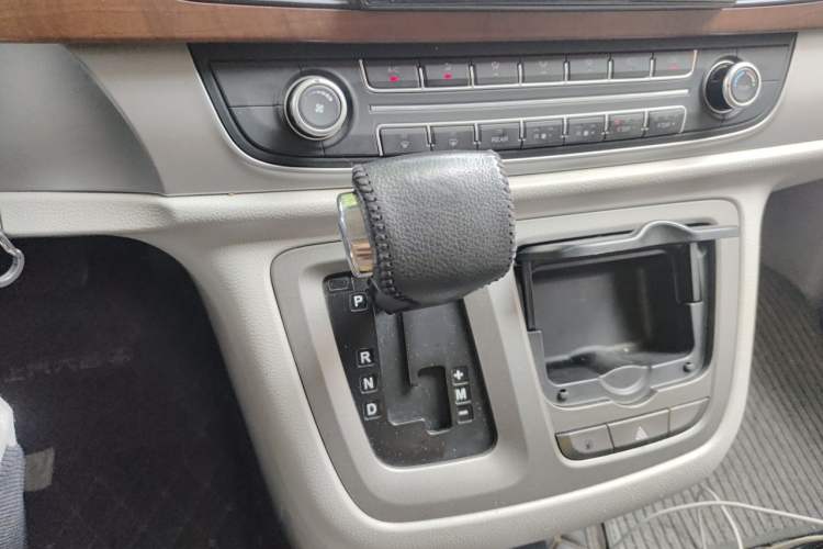Used SAIC MAXUS G10 2015 2.0T Automatic Anniversary Edition Gear Lever