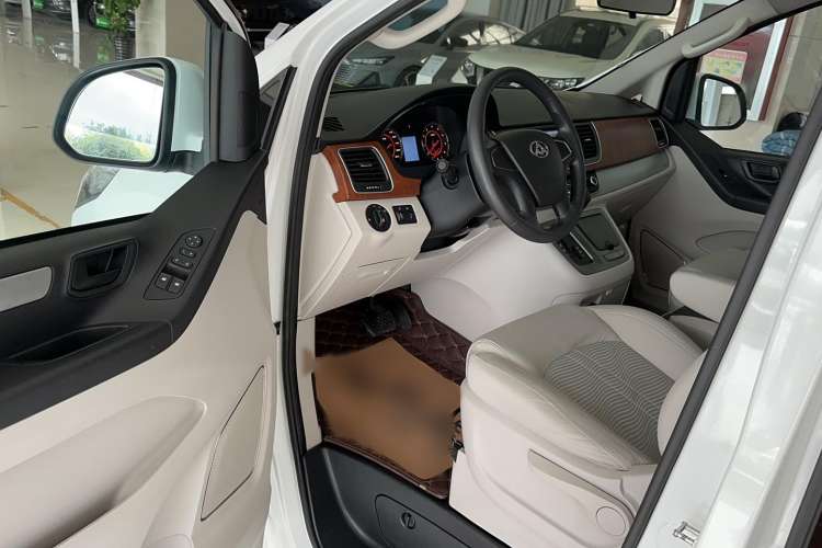 Used SAIC MAXUS G10 2015 2.0T Automatic Anniversary Edition Interior 2