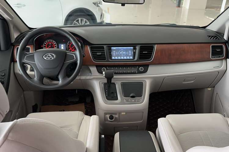 Used SAIC MAXUS G10 2015 2.0T Automatic Anniversary Edition Interior 3