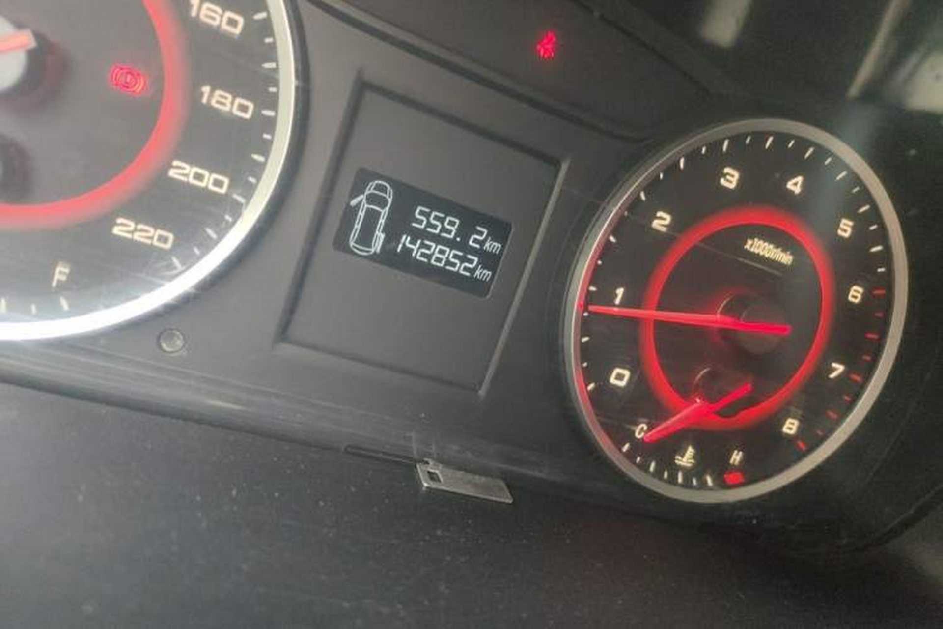 Used SAIC MAXUS G10 2015 2.0T Manual Anniversary Edition Odometer Close Up