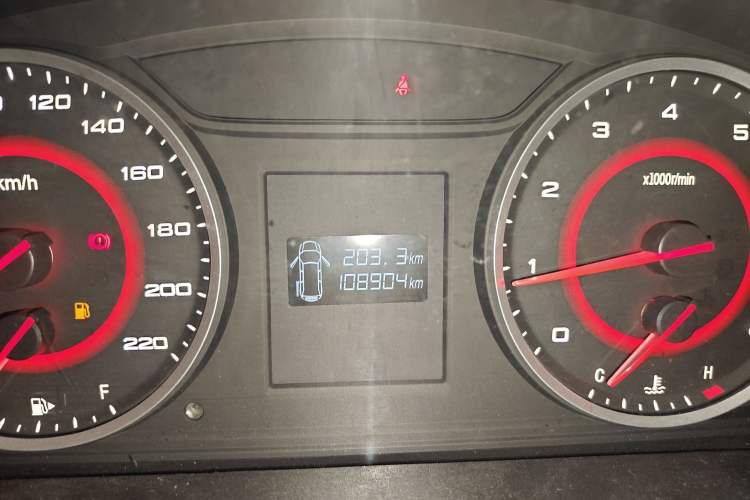 Used SAIC MAXUS G10 2015 2.0T Manual Anniversary Edition Odometer Close Up