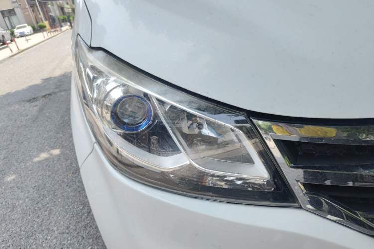 Used SAIC MAXUS G10 2015 2.0T Automatic Anniversary Edition Right Front Headlight