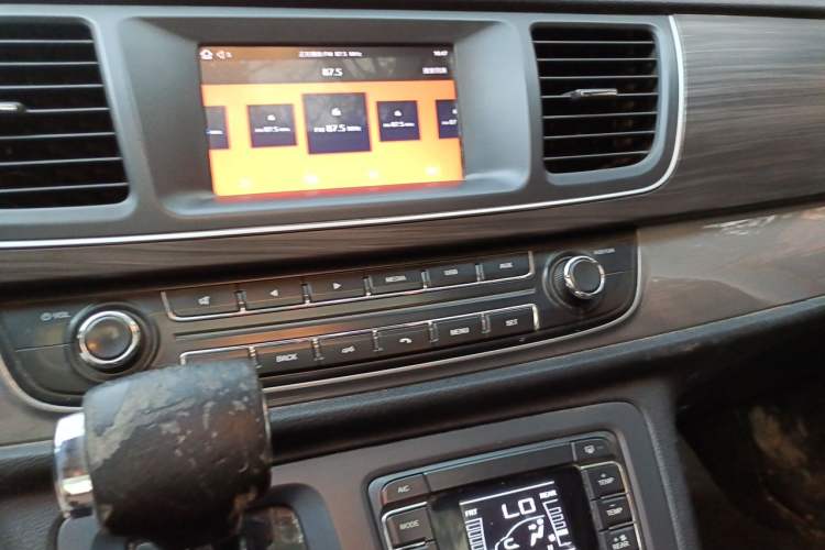 Used SAIC MAXUS G10 2016 2.0T Automatic Elite Edition Audio And AC Panel
