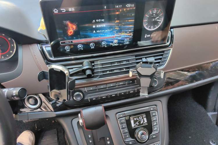 Used SAIC MAXUS G10 2016 2.0T Automatic Luxury Executive Edition Audio And AC Panel