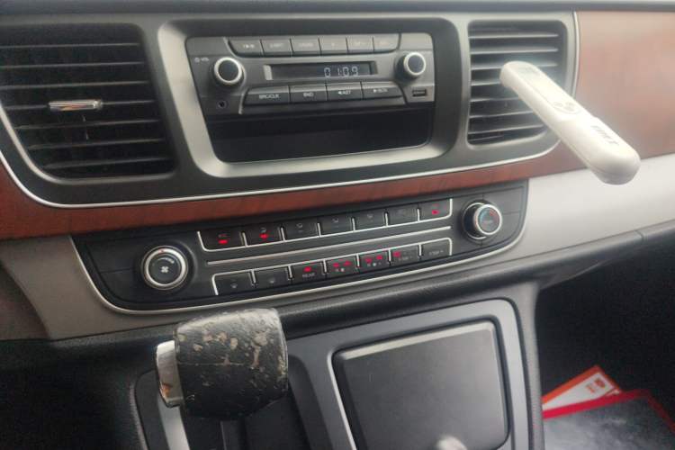 Used SAIC MAXUS G10 2016 2.0T Automatic Elite Edition Audio And AC Panel