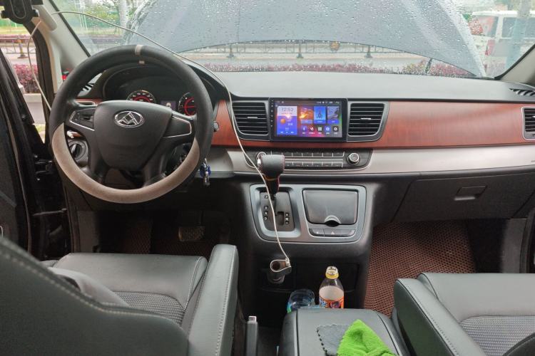 Used SAIC MAXUS G10 2016 1.9T Automatic Elite Edition Diesel China V Emission Standard Center Console