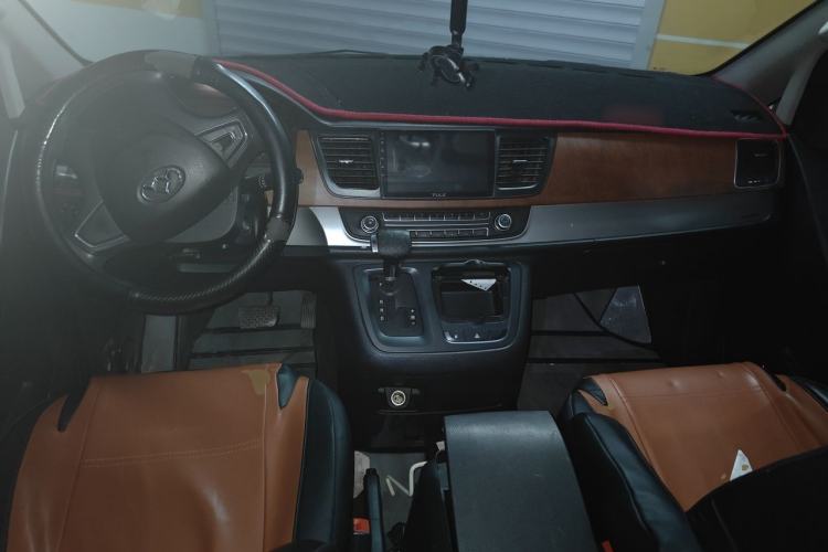 Used SAIC MAXUS G10 2016 2.0T Automatic Elite Edition Center Console