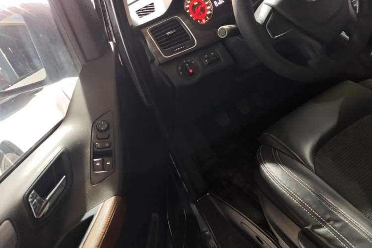Used SAIC MAXUS G10 2016 1.9T Manual Elite Edition Diesel China IV Driver Seat
