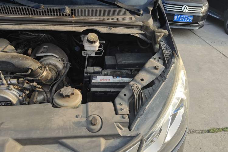 Used SAIC MAXUS G10 2016 2.0T Automatic Elite Edition Engine Bay Left