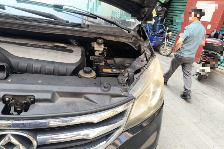 Used SAIC MAXUS G10 2016 2.0T Automatic Elite Edition Engine Bay Left