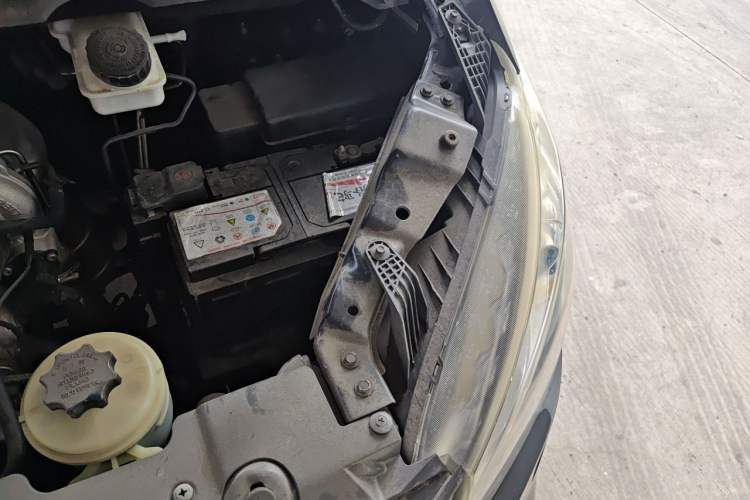 Used SAIC MAXUS G10 2016 2.0T Automatic Flagship Edition Engine Bay Left
