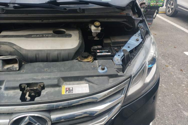 Used SAIC MAXUS G10 2016 2.0T Automatic Flagship Edition Engine Bay Left