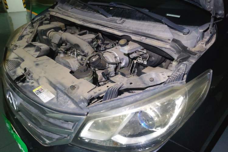 Used SAIC MAXUS G10 2016 2.0T Automatic Elite Edition Engine Bay Left