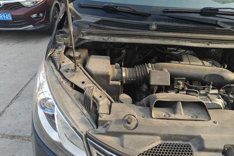 Used SAIC MAXUS G10 2016 2.0T Automatic Elite Edition Engine Bay Right
