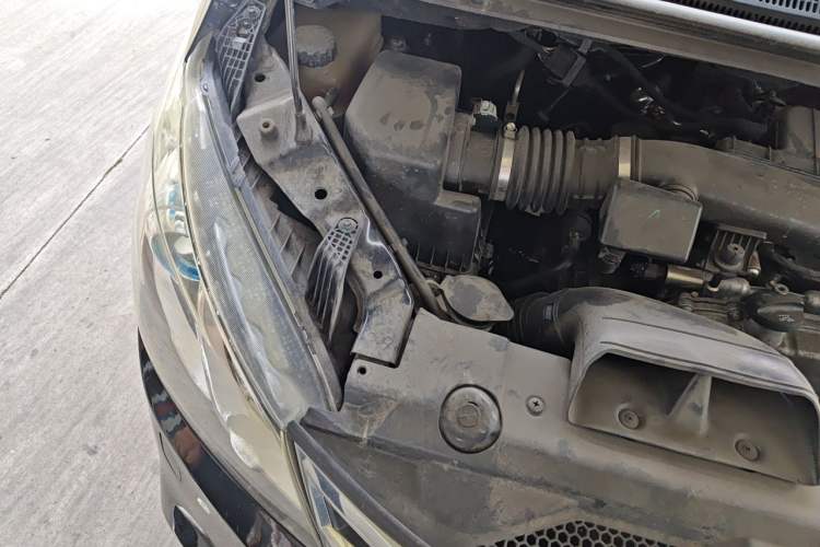 Used SAIC MAXUS G10 2016 2.0T Automatic Flagship Edition Engine Bay Right