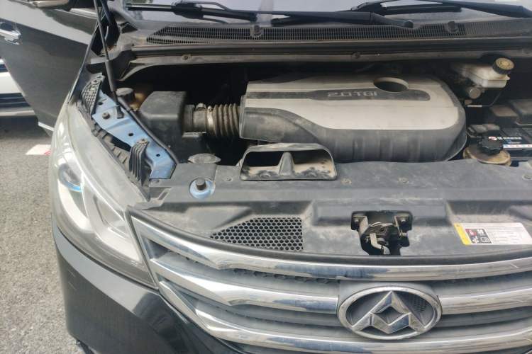 Used SAIC MAXUS G10 2016 2.0T Automatic Flagship Edition Engine Bay Right