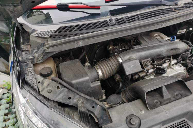 Used SAIC MAXUS G10 2016 2.0T Automatic Executive Edition Engine Bay Right