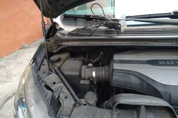 Used SAIC MAXUS G10 2016 2.0T Manual Elite Edition Engine Bay Right