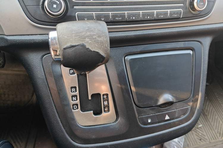Used SAIC MAXUS G10 2016 2.0T Automatic Elite Edition Gear Lever