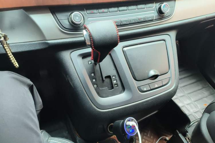 Used SAIC MAXUS G10 2016 2.0T Automatic Elite Edition Gear Lever