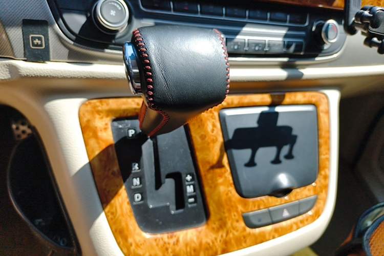 Used SAIC MAXUS G10 2016 2.0T Automatic Elite Edition Gear Lever