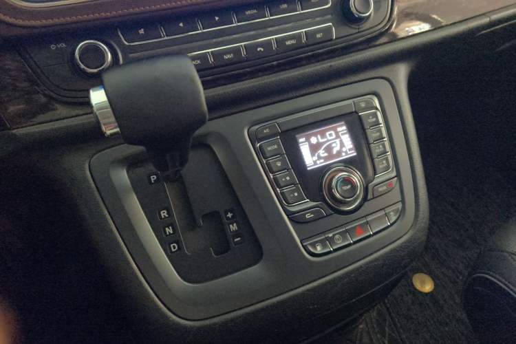 Used SAIC MAXUS G10 2016 2.0T Automatic Luxury Executive Edition Gear Lever