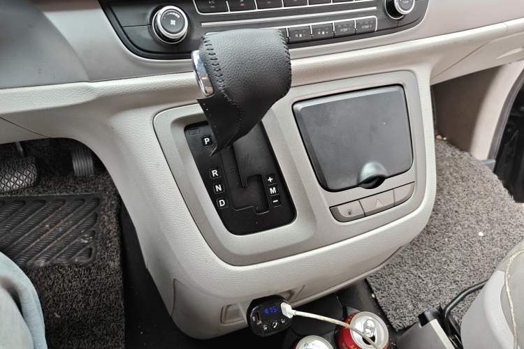 Used SAIC MAXUS G10 2016 2.0T Automatic Elite Edition Gear Lever