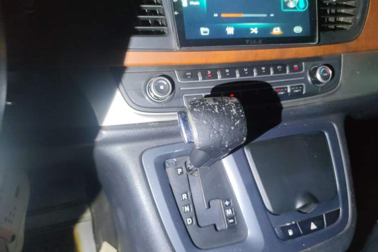 Used SAIC MAXUS G10 2016 2.0T Automatic Elite Edition Gear Lever