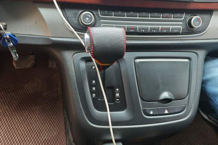 Used SAIC MAXUS G10 2016 1.9T Automatic Elite Edition Diesel China V Emission Standard Gear Lever