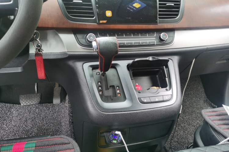 Used SAIC MAXUS G10 2016 2.0T Automatic Executive Edition Gear Lever