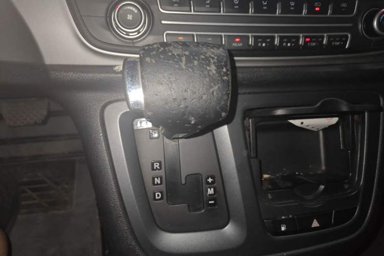 Used SAIC MAXUS G10 2016 2.0T Automatic Elite Edition Gear Lever