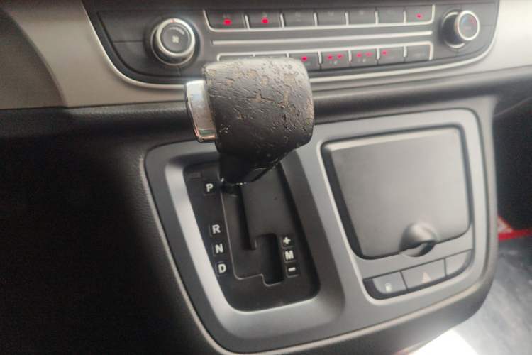 Used SAIC MAXUS G10 2016 2.0T Automatic Elite Edition Gear Lever