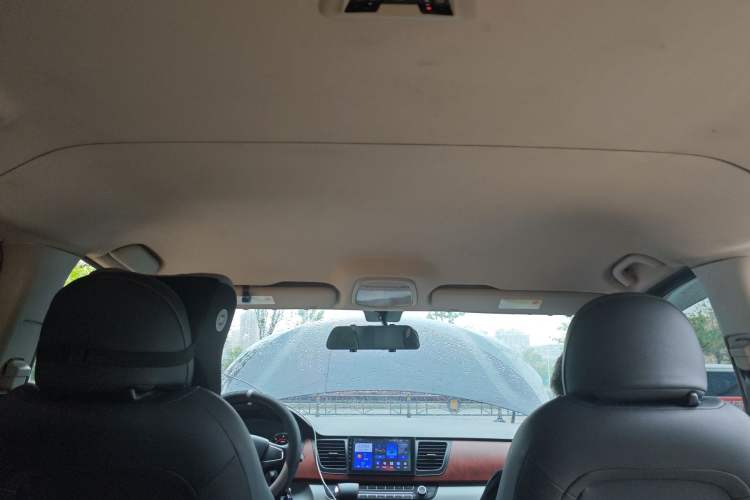 Used SAIC MAXUS G10 2016 1.9T Automatic Elite Edition Diesel China V Emission Standard Headliner