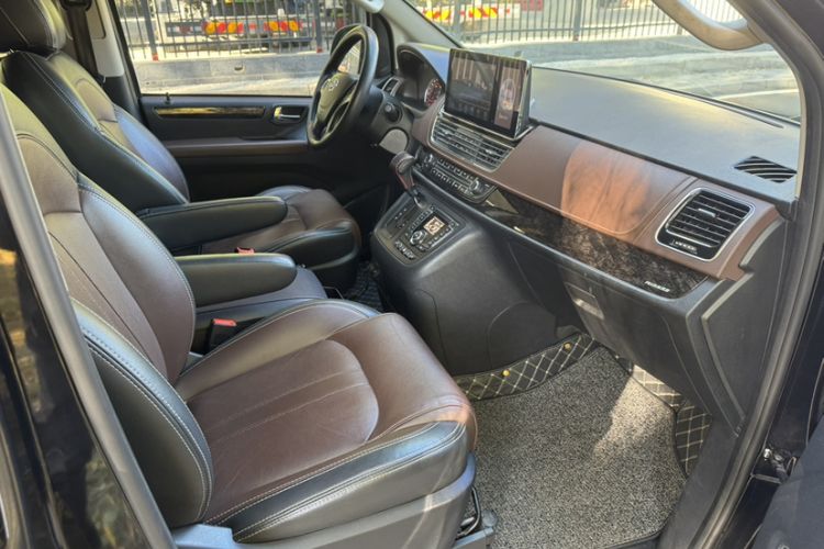 Used SAIC MAXUS G10 2016 2.0T Automatic Flagship Edition Interior 2