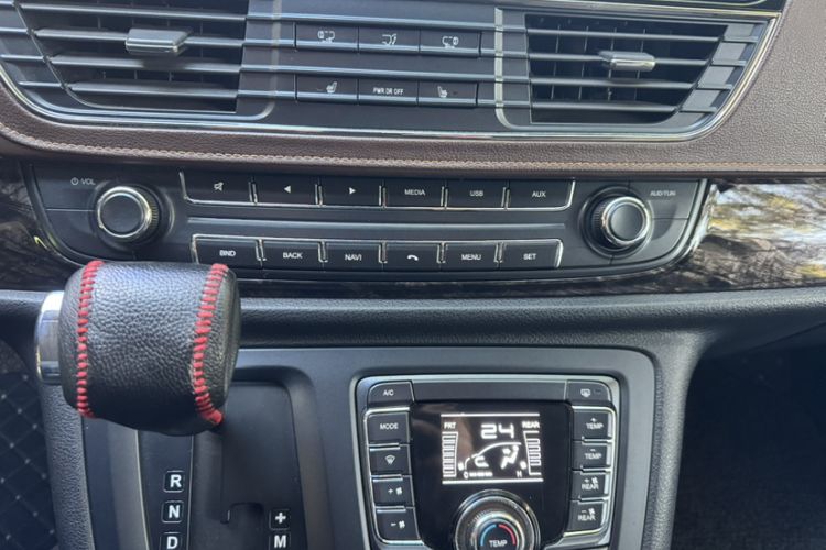 Used SAIC MAXUS G10 2016 2.0T Automatic Flagship Edition Interior 3