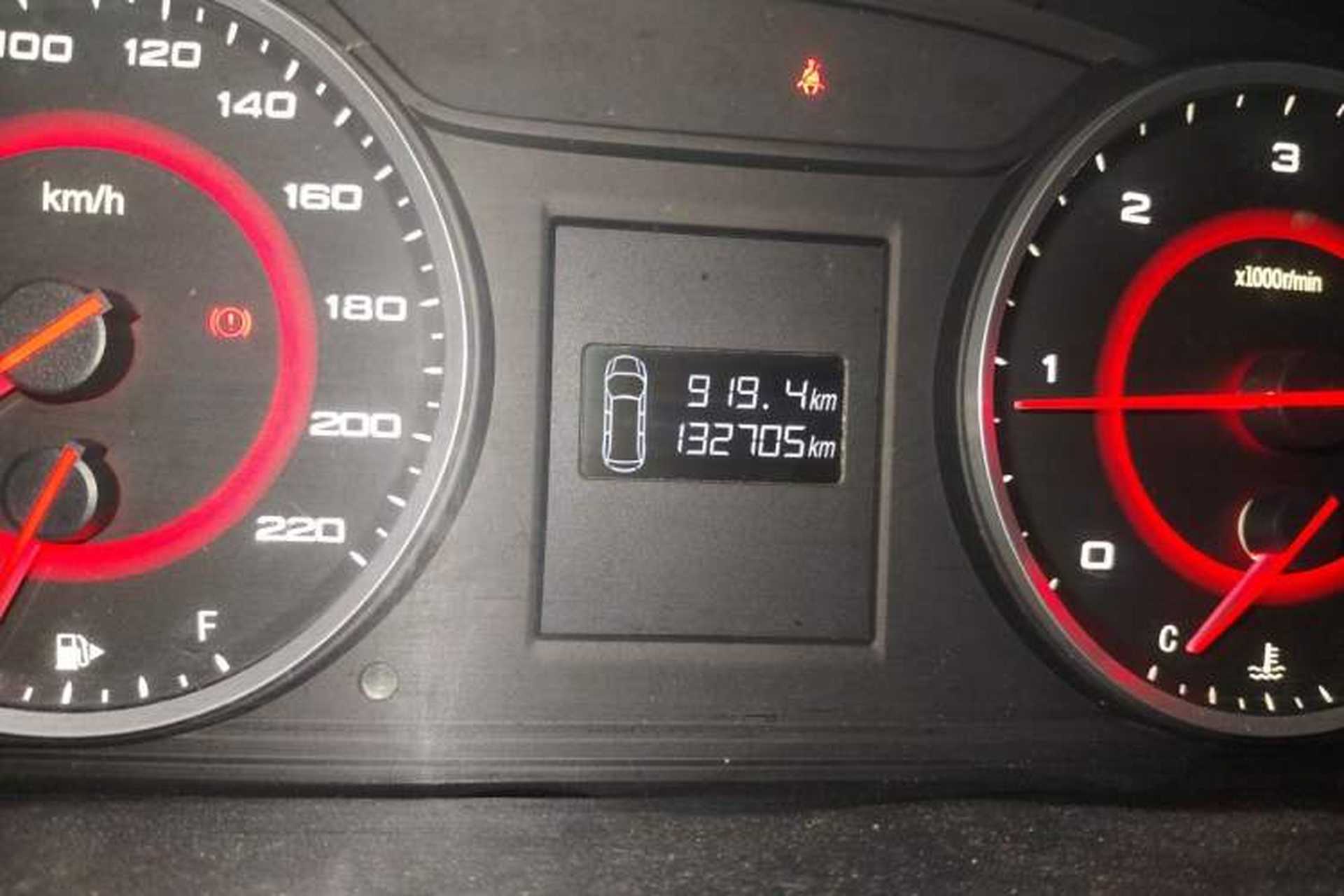 Used SAIC MAXUS G10 2016 1.9T Manual Elite Edition Diesel China V Standard Odometer Close Up