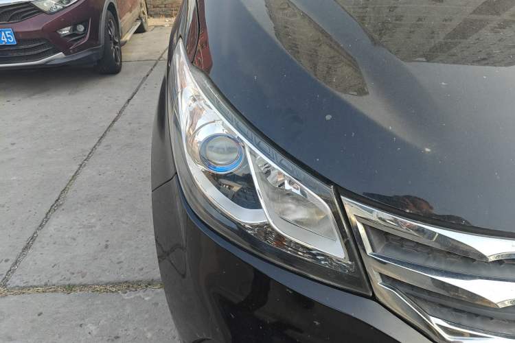 Used SAIC MAXUS G10 2016 2.0T Automatic Elite Edition Right Front Headlight