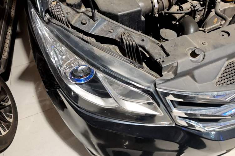 Used SAIC MAXUS G10 2016 1.9T Manual Elite Edition Diesel China IV Right Front Headlight
