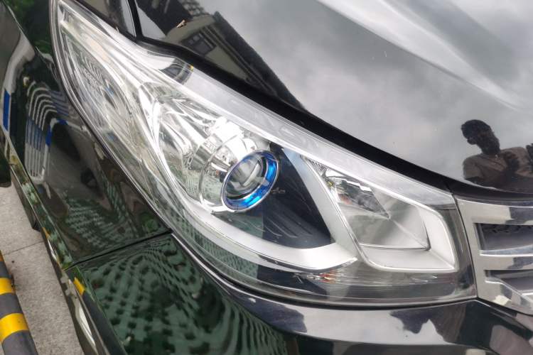 Used SAIC MAXUS G10 2016 2.0T Automatic Executive Edition Right Front Headlight