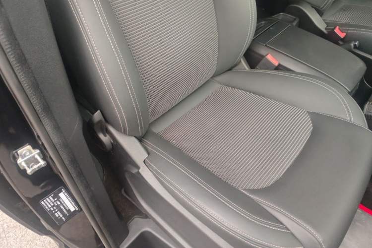 Used SAIC MAXUS G10 2016 2.0T Automatic Elite Edition Right Front Seat