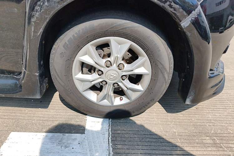 Used SAIC MAXUS G10 2016 2.0T Automatic Elite Edition Right Front Wheel Hub